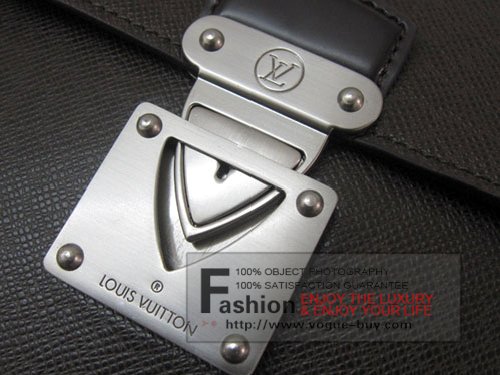 Louis Vuitton replica Taiga Leather Robusto 2 compartments M31048 (grizzli)